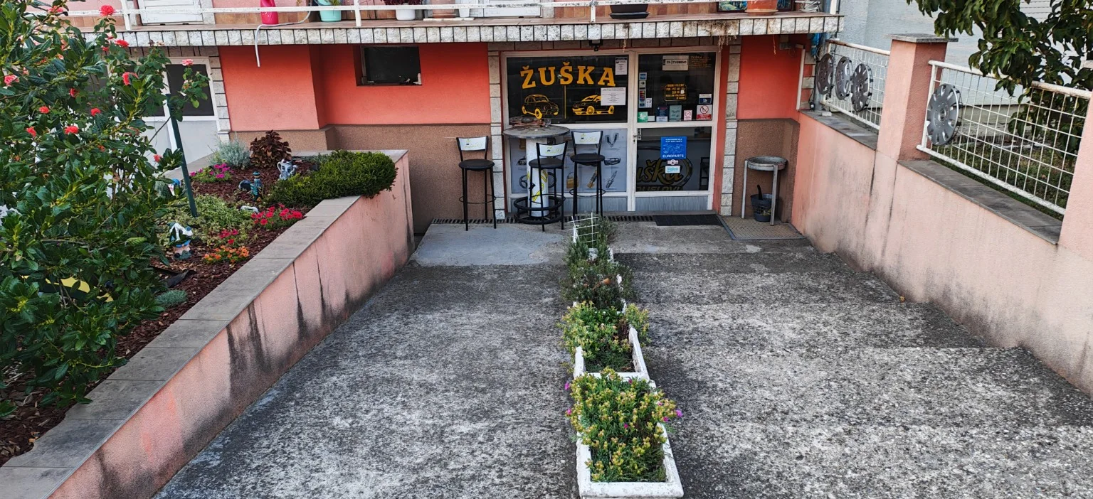 Ulaz u trgovinu Žuška Auto Dijelovi s vidljivim logom